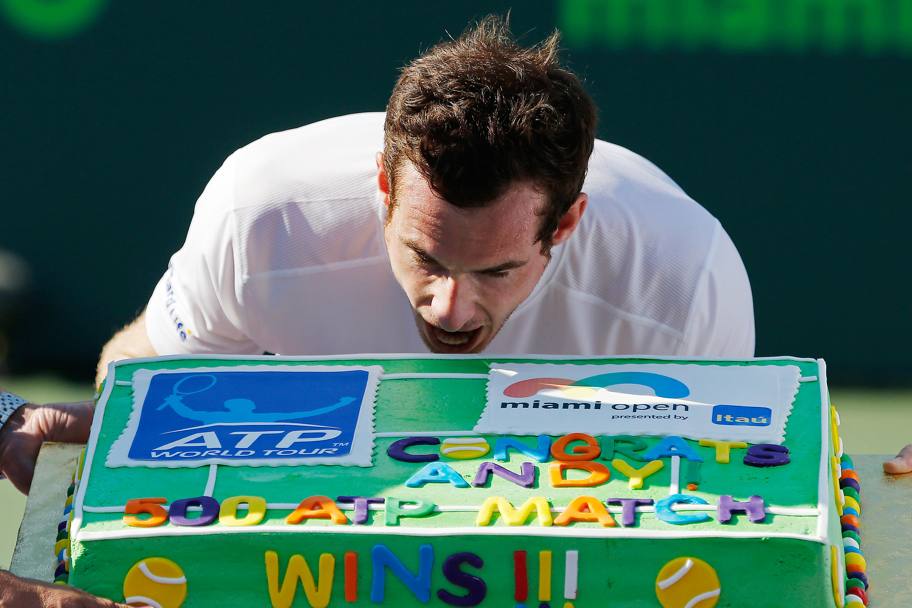 Compleanno per Andy Murray? No, la torta che sta per addentare  per festeggiare la vittoria numero 500 nei tornei Atp. (Reuters)